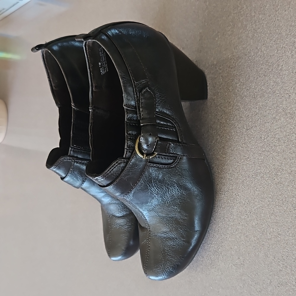 Women's size 7 shoes